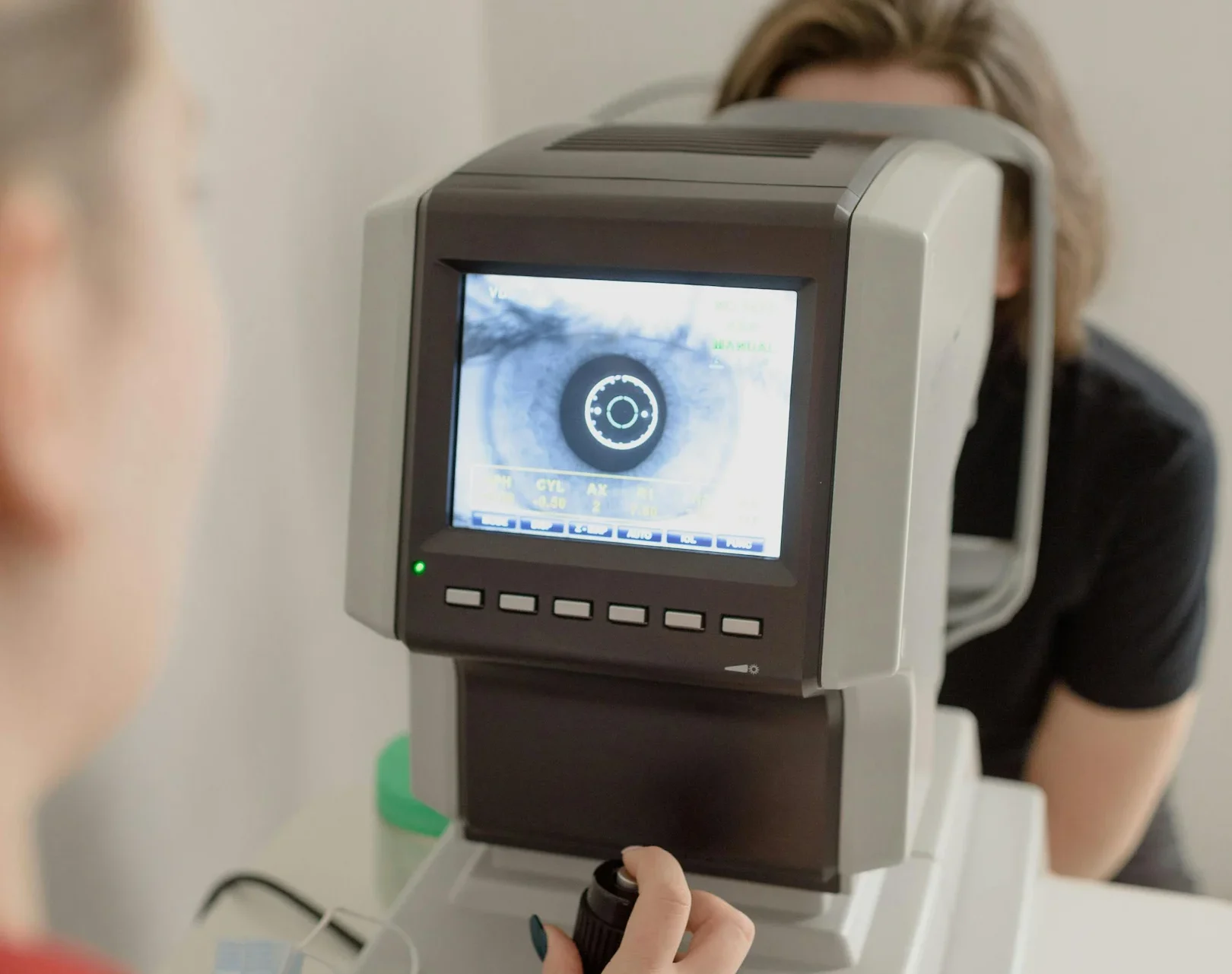 Learn the importance of regular comprehensive eye tests for over 60s